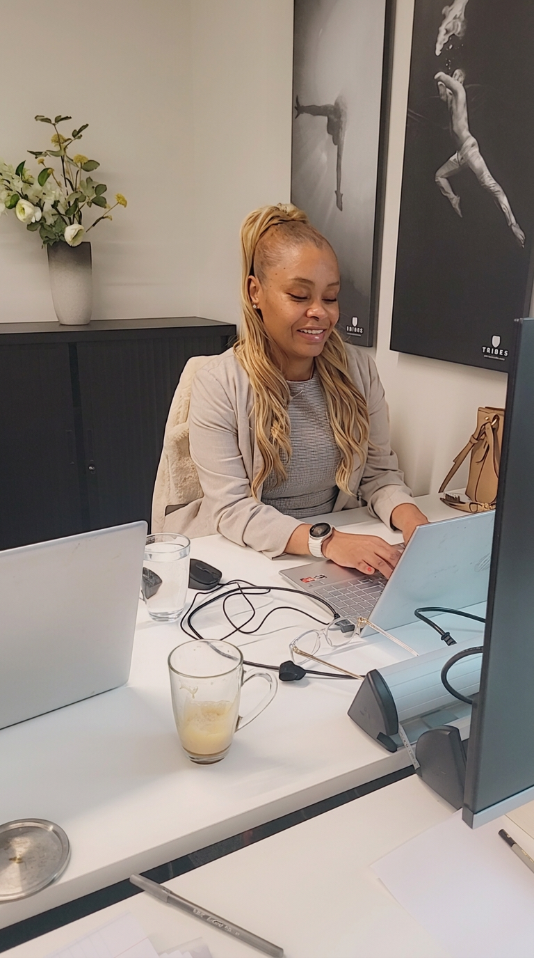 Mireille Patterson aan het werk achter haar laptop